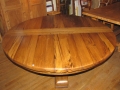 63 Table ronde en vieux bois de chêne à rallonges